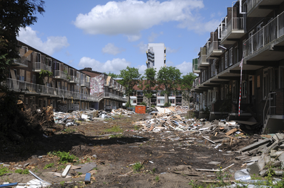 909864 Gezicht op de achterzijden van de flats aan de Nolenslaan (links) en de Samuel Mullerstraat (rechts) te Utrecht, ...
